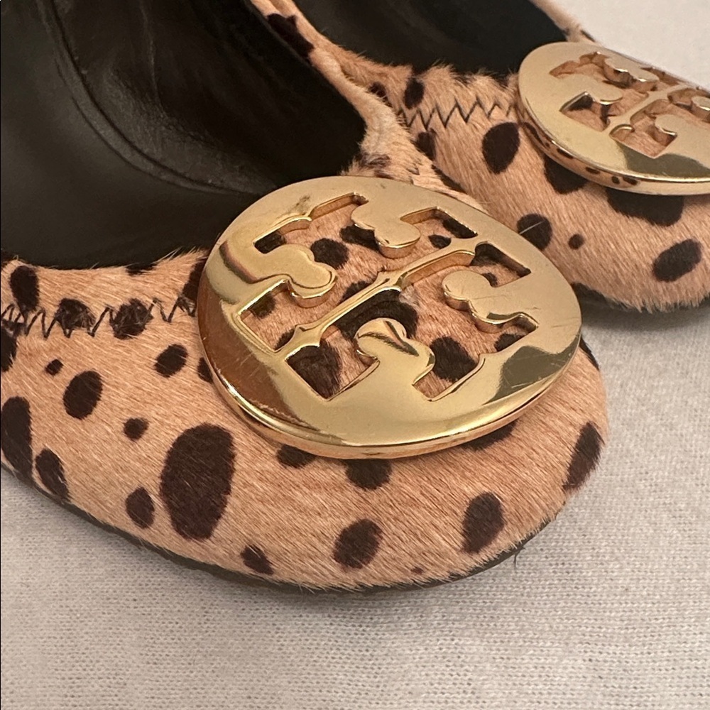 Tory Burch Calf Hair Leopard Wedge Pumps Gold-Tone Logo Women’s Size 6.5 - Picture 5 of 16